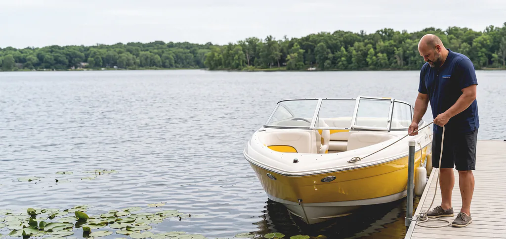 A Lakeview mechanic tying off a rental boat at a Drag Lake dock